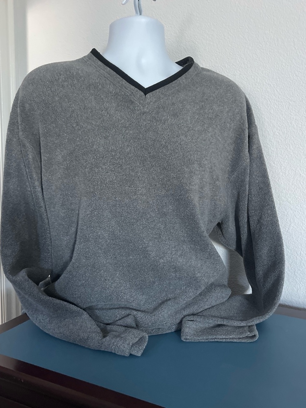GAP Men's Gray V-Neck Sweater - Classic Comfort